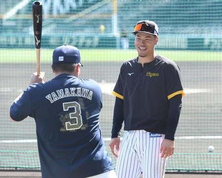 　山川（３）と談笑する佐藤輝（撮影・飯室逸平）
