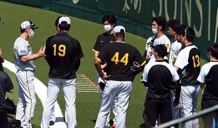 　矢野監督（左端）は中継ぎ陣に声を掛ける（撮影・山口登）