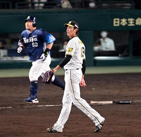 　８回、藤浪は中村を右飛に打ち取る（撮影・山口登）