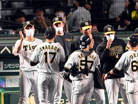 　ナインを迎えるガンケル（中央左）＝撮影・山口登