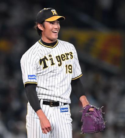 　８回、森に右線二塁打を許し苦笑いする藤浪（撮影・田中太一）