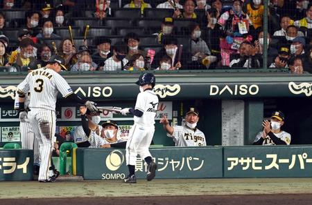 　７回、送りバントを決めた大山（左端）を迎える矢野監督（右端）＝撮影・山口登