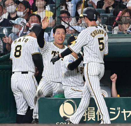 　７回、笑顔で近本を迎える大山ら（撮影・飯室逸平）