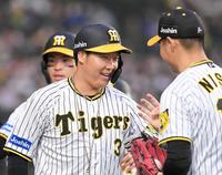 　西純（右）の先発試合では４戦連発！笑顔でタッチを交わす大山（撮影・高部洋祐）