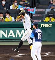 　１回、佐藤輝は見逃し三振に倒れる（撮影・山口登）