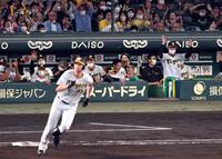 　４回、ガンケルが先制適時二塁打を放ち阪神ナインは大喜び（撮影・山口登）