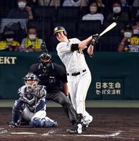 　４回、ガンケルは右中間に先制適時二塁打を放つ（撮影・山口登）