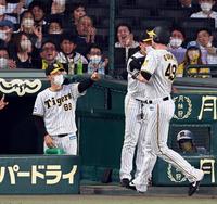 　４回、生還したガンケル（右）を迎える矢野監督（撮影・山口登）