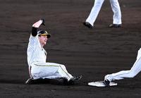 　６回、島田の左ゴロでガンケルは二塁アウトになる（撮影・山口登）