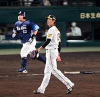 　８回、藤浪は中村を右飛に打ち取る（撮影・山口登）