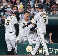 　７回、笑顔で近本を迎える大山ら（撮影・飯室逸平）