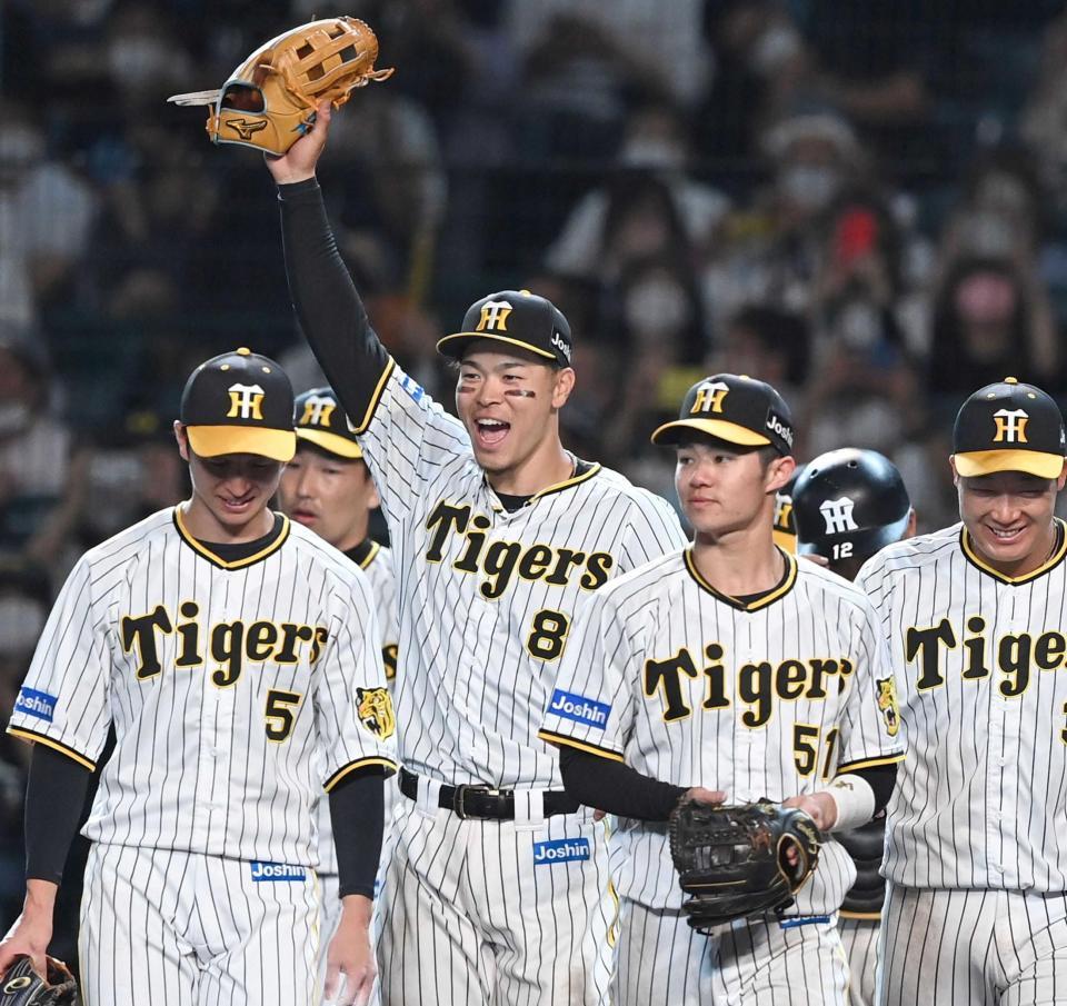 　勝利に歓喜する佐藤輝（左から２人目）ら阪神ナイン（撮影・飯室逸平）