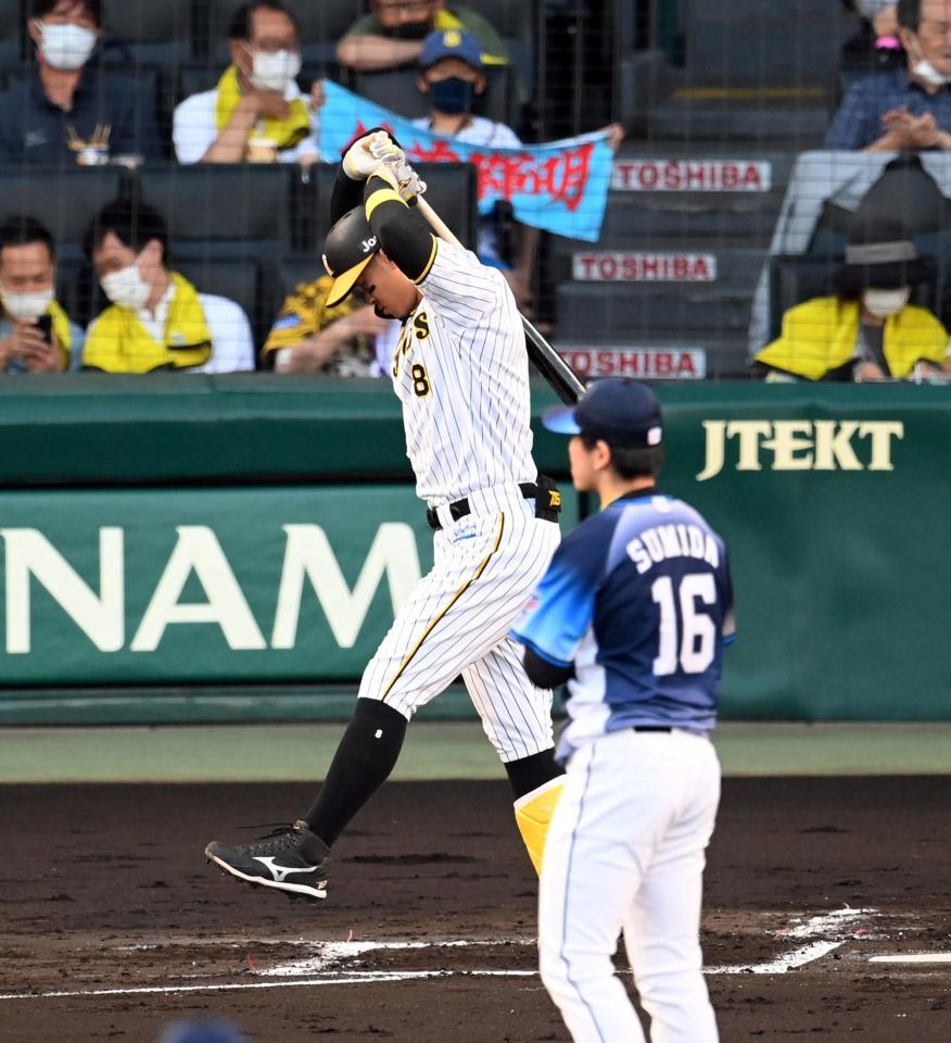 　１回、佐藤輝は見逃し三振に倒れる（撮影・山口登）