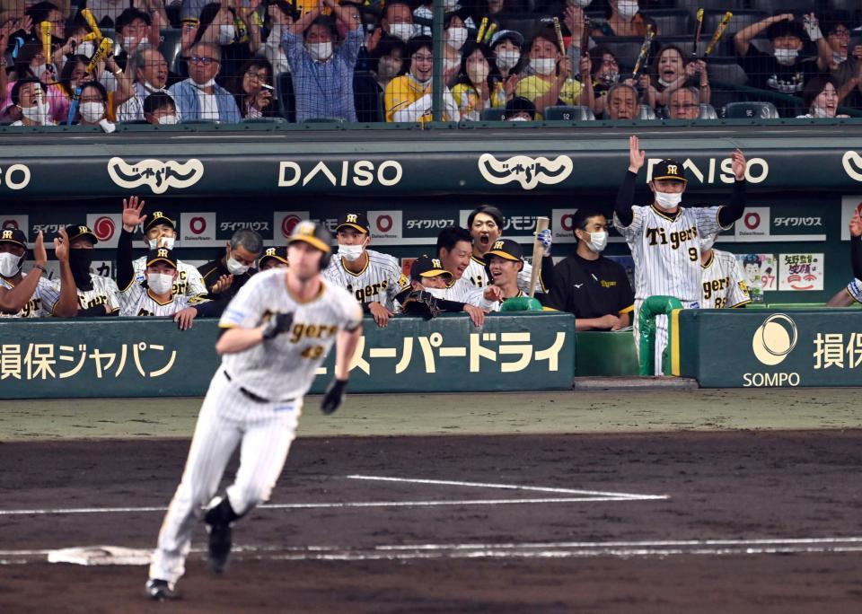 　４回、ガンケルが先制適時二塁打を放ち阪神ナインは大喜び（撮影・山口登）