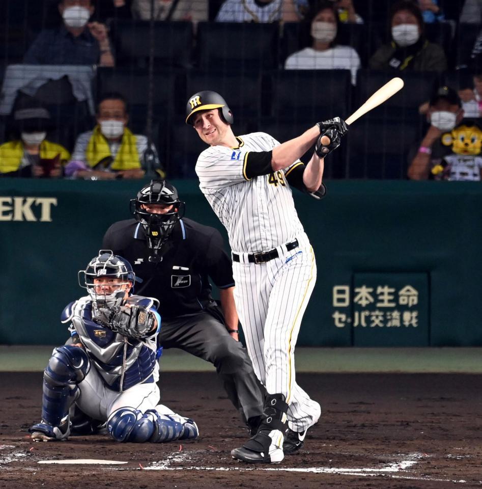 　４回、ガンケルは右中間に先制適時二塁打を放つ（撮影・山口登）