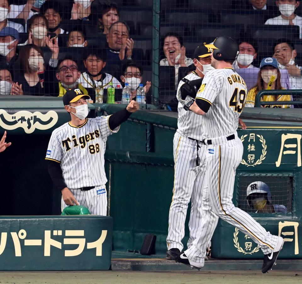 　４回、生還したガンケル（右）を迎える矢野監督（撮影・山口登）