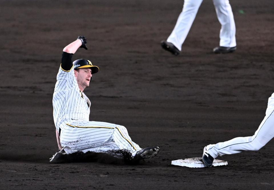 　６回、島田の左ゴロでガンケルは二塁アウトになる（撮影・山口登）