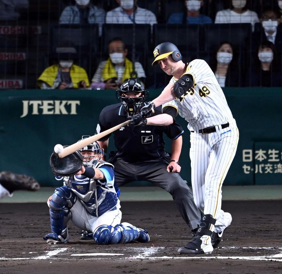 　６回、ガンケルは中前打を放つ（撮影・山口登）