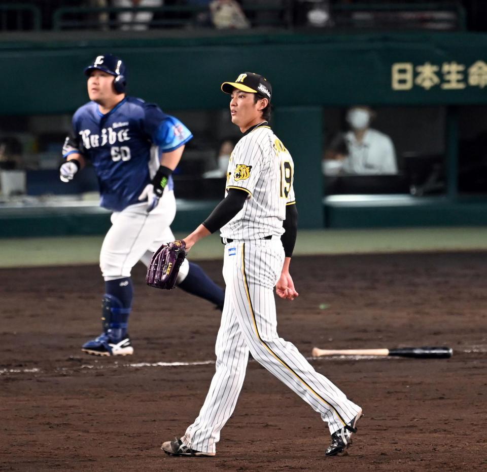 　８回、藤浪は中村を右飛に打ち取る（撮影・山口登）