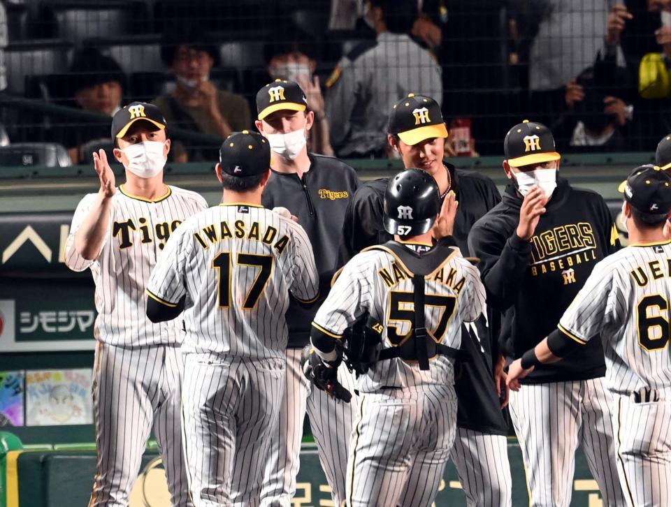 　ナインを迎えるガンケル（中央左）＝撮影・山口登