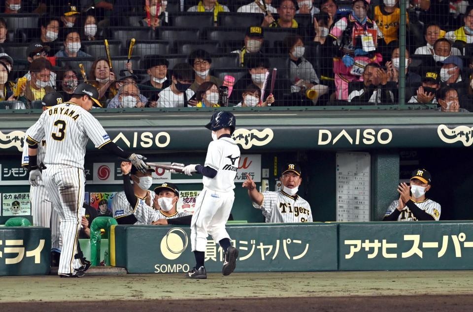 　７回、送りバントを決めた大山（左端）を迎える矢野監督（右端）＝撮影・山口登