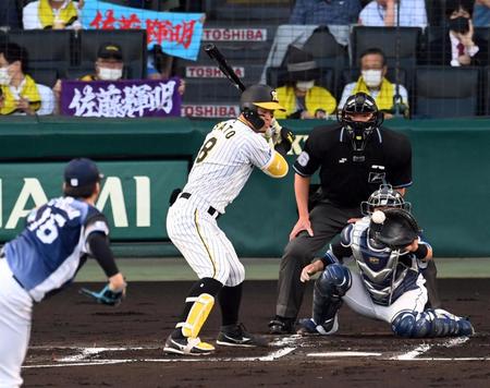 　１回、佐藤輝は見逃し三振に倒れる（撮影・山口登）