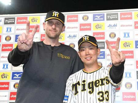 　お立ち台でＶサインを決めるガンケル（左）と糸原