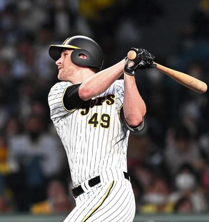 　４回、先制タイムリー二塁打を放つガンケル（撮影・飯室逸平）