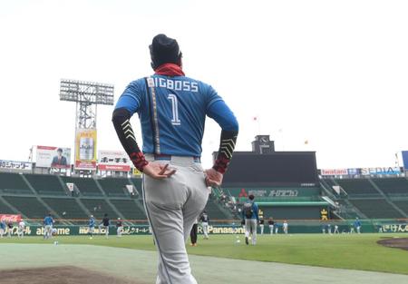 　グラウンドを見渡す新庄ビッグボス（撮影・飯室逸平）