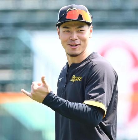 　笑顔でポーズする！？佐藤輝（撮影・飯室逸平）