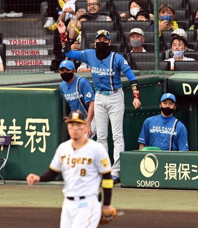 　１回、先制点に喜ぶ新庄監督（撮影・山口登）