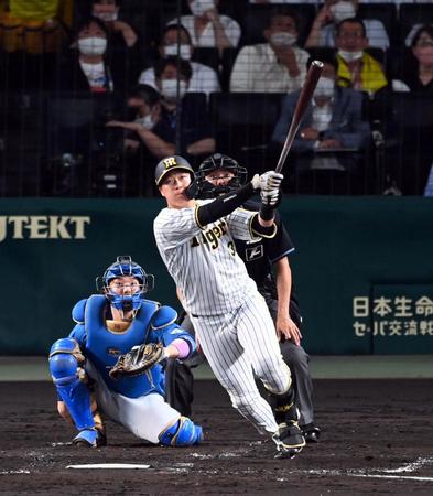 　４回、大山は左中間にソロを放つ（捕手・宇佐見）＝撮影・山口登