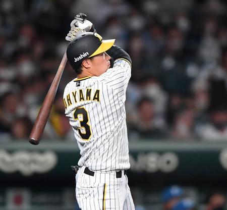 　４回、２打席連続でソロ放つ大山（撮影・田中太一）