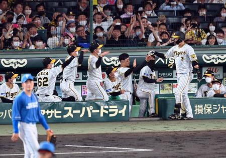 　４回、大山はソロを放ちナインに迎えられる（撮影・山口登）