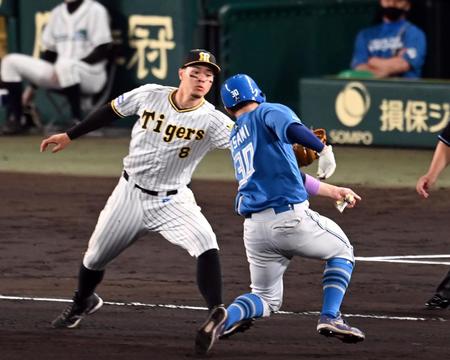 　６回、佐藤輝は内野ゴロで三塁を狙う宇佐見をアウトにする（撮影・山口登）