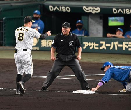 　６回、佐藤輝は宇佐見にタッチするもセーフの判定に敷田塁審にアピールする（撮影・山口登）
