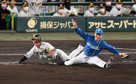 　６回、小野寺は二塁ゴロで一塁にヘッドスライディングもアウトになる（一塁手・清宮）＝撮影・山口登