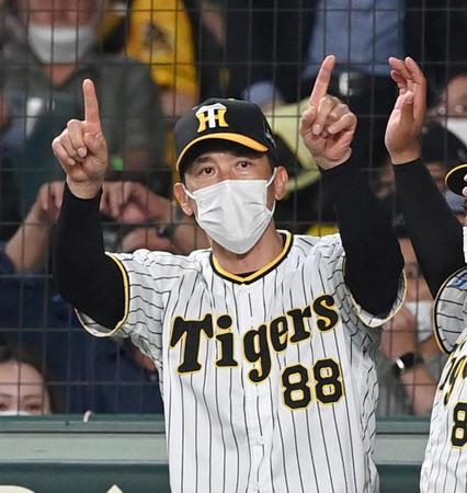 　６回、小野寺の判定をめぐりリクエストする矢野監督（撮影・飯室逸平）