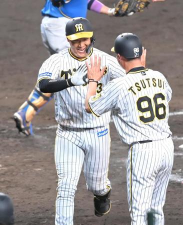 　８回、ソロを放ち、笑顔で生還する大山（撮影・高部洋祐）