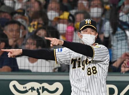 　８回、選手交代を告げる矢野監督（撮影・飯室逸平）