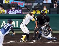 　１回、佐藤輝は見逃し三振に倒れる（撮影・山口登）