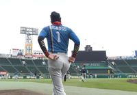 　グラウンドを見渡す新庄ビッグボス（撮影・飯室逸平）