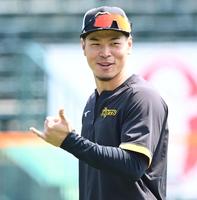 　笑顔でポーズする！？佐藤輝（撮影・飯室逸平）