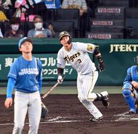 　２回、大山は左中間にソロを放つ（投手・上沢）＝甲撮影・山口登