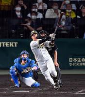 　４回、大山は左中間にソロを放つ（捕手・宇佐見）＝撮影・山口登