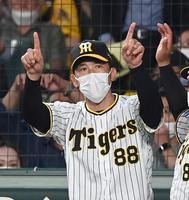 　６回、小野寺の判定をめぐりリクエストする矢野監督（撮影・飯室逸平）