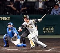 　８回、代打の山本は右前に同点適時打を放つ（撮影・山口登）