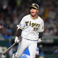 　８回、勝ち越しとなる四球を選び、雄叫びをあげる島田（撮影・田中太一）