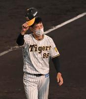 　日本ハムに逆転勝利し、スタンドの声援に応える矢野監督（撮影・高部洋祐）