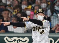 　８回、選手交代を告げる矢野監督（撮影・飯室逸平）